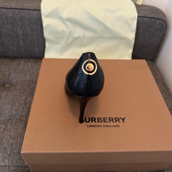 Burberry shoes - Picture 2 of 5